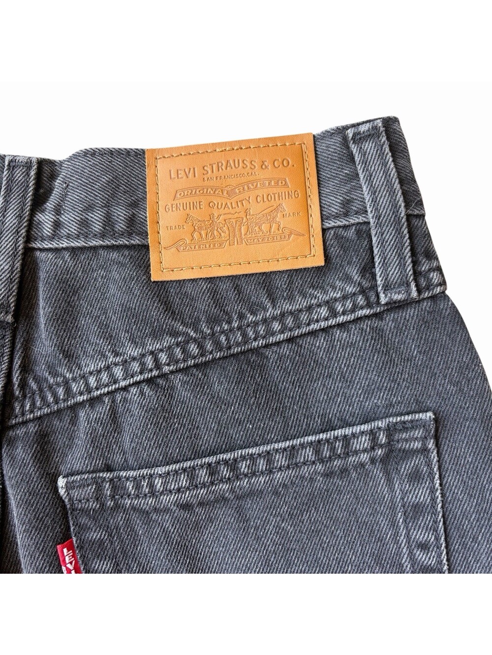 Levi’s Premium Women’s 80s Mom Jeans Black Charcoal Wash High Rise 5-Pocket - Picture 4 of 9